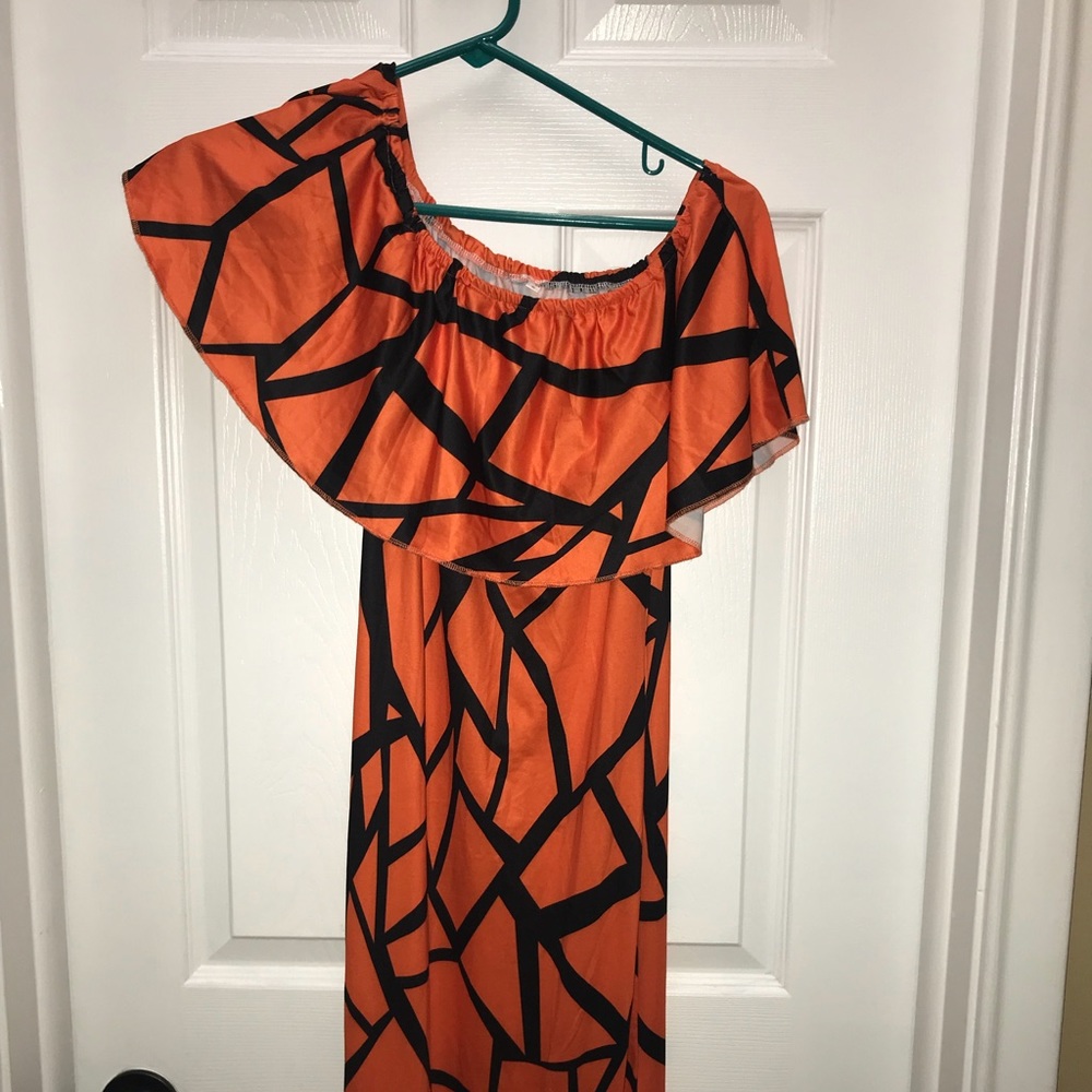 ✴️ Form fitting one shoulder maxi dress!